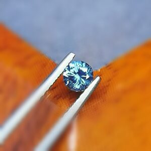 Saphir d'Auvergne, 0.30ct