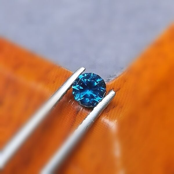 Saphir d'Auvergne, 0.42ct