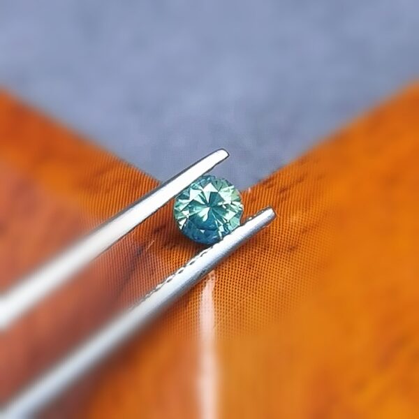 Saphir d'Auvergne, 0.37ct