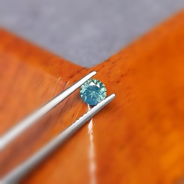 Saphir d'Auvergne, 0.55ct