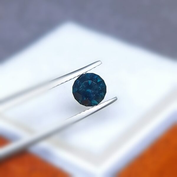 Saphir d'Auvergne, 0.62ct