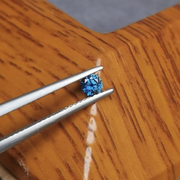 Saphir d'Auvergne, 0.25ct