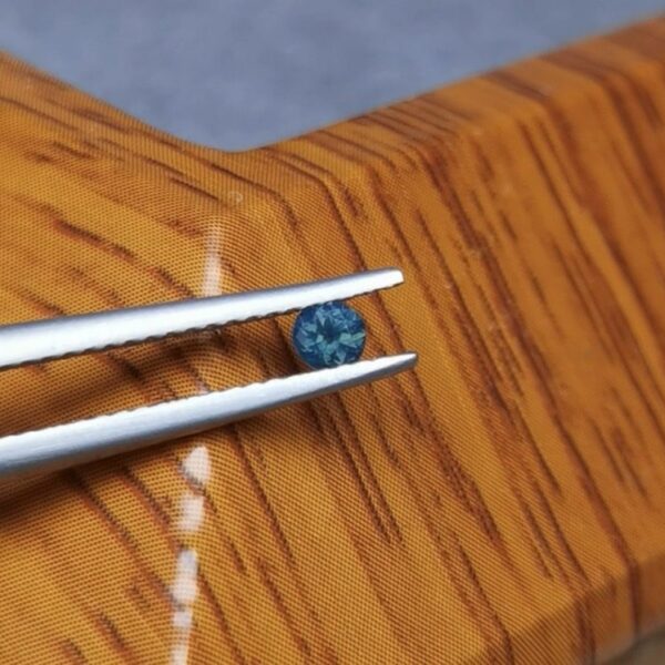 Saphir d'Auvergne, 0.17ct